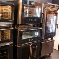 Horno industrial Unox de convección en acero inoxidable para cocina comercial en Bogotá Colombia