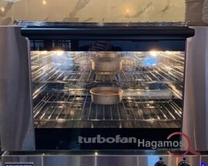 Horno de convección industrial para panadería instalado en cocina comercial de Bogotá