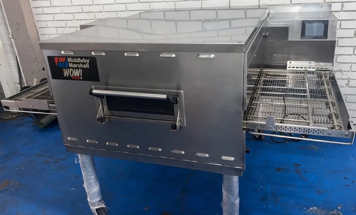 Horno de cadena para pizza Middleby Marshall PS640 instalado en pizzería de Bogotá