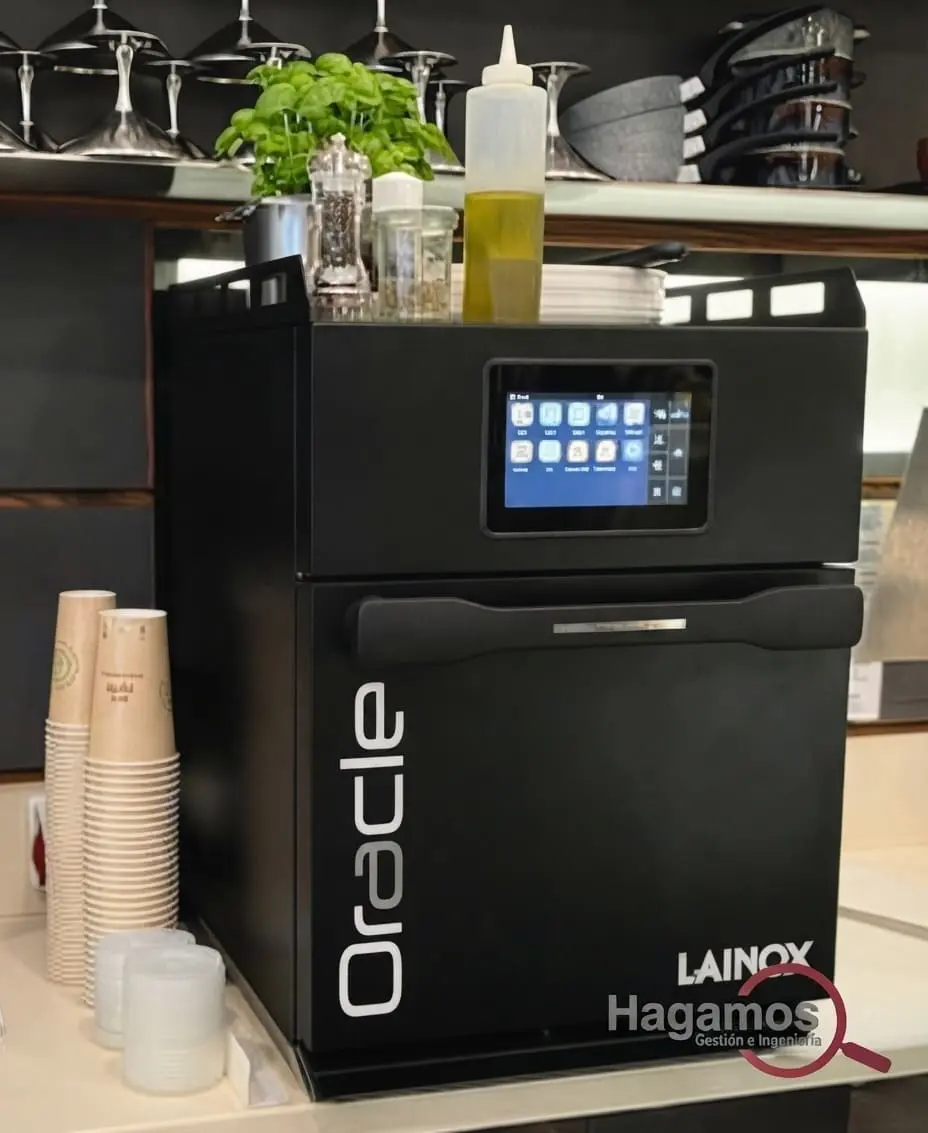 Horno combi profesional Lainox multifunción instalado en cocina industrial de Bogotá