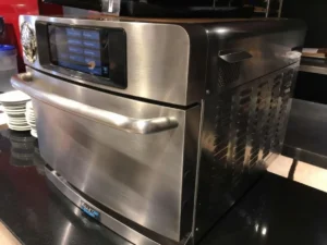 Horno TurboChef comercial para cocción rápida en cafeterías y restaurantes en Colombia