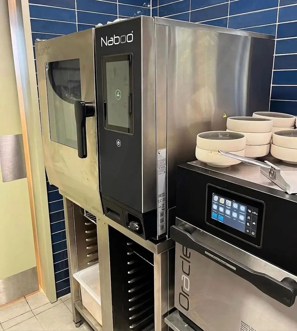 Técnico realizando mantenimiento preventivo y reparación de hornos combi Lainox Naboo y Sapiens en Colombia.